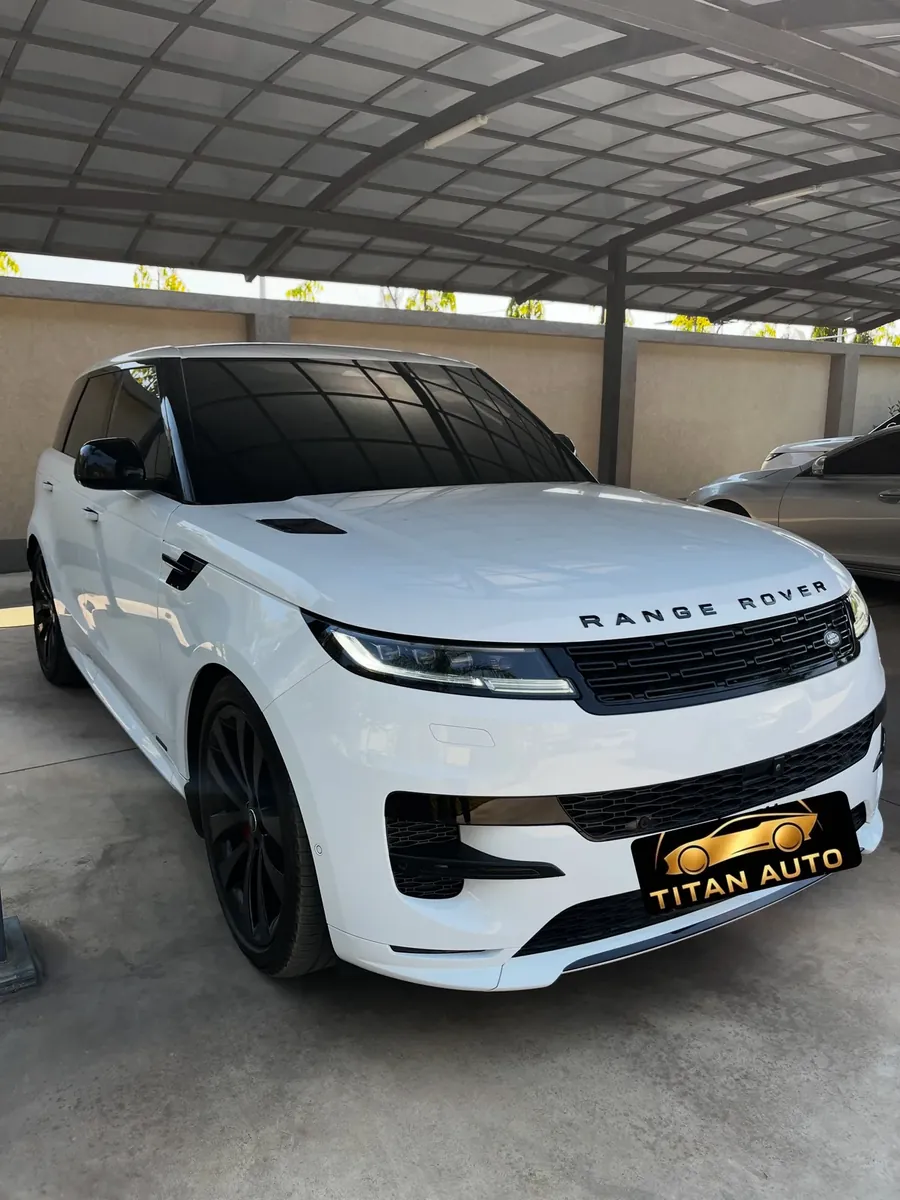 Range Rover Sport, front three-quarter view with dark tint